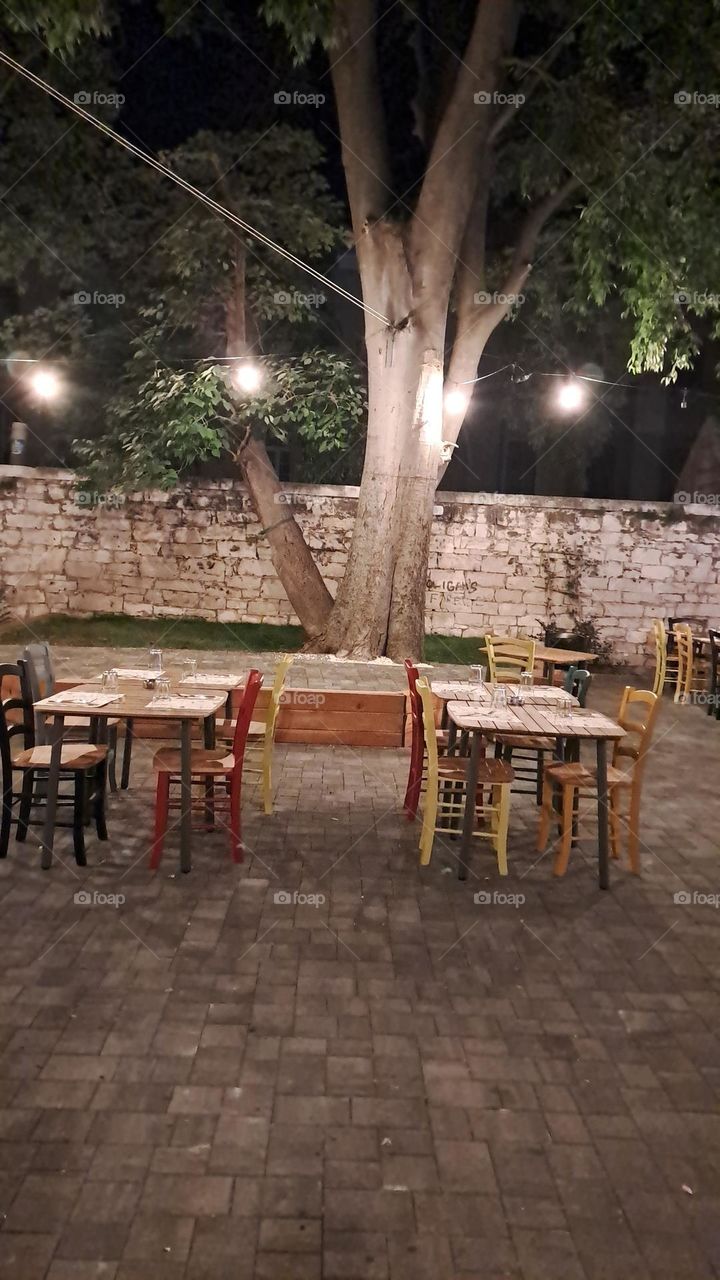 night dini g area outside space in restaurant. tabkes chairs lights pretty dinner