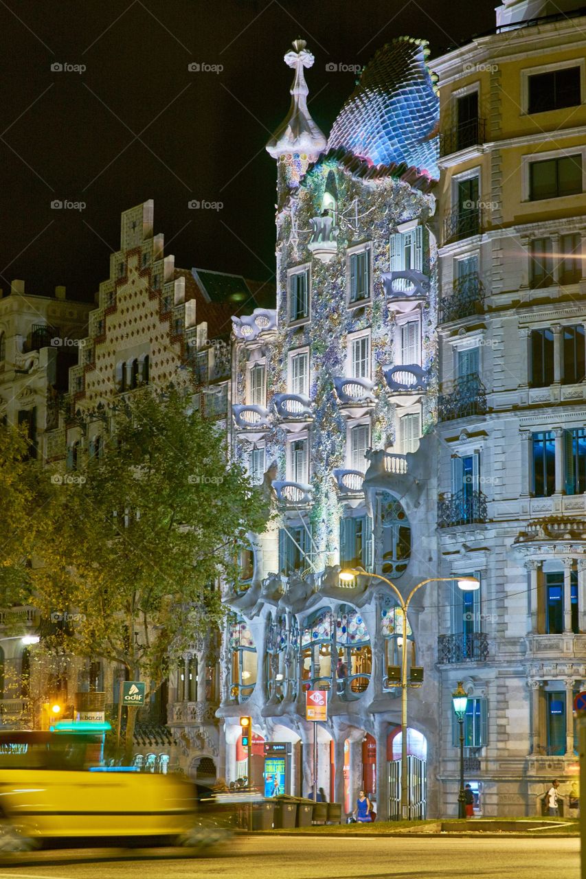 Taxi libre frente a la Casa Batllo