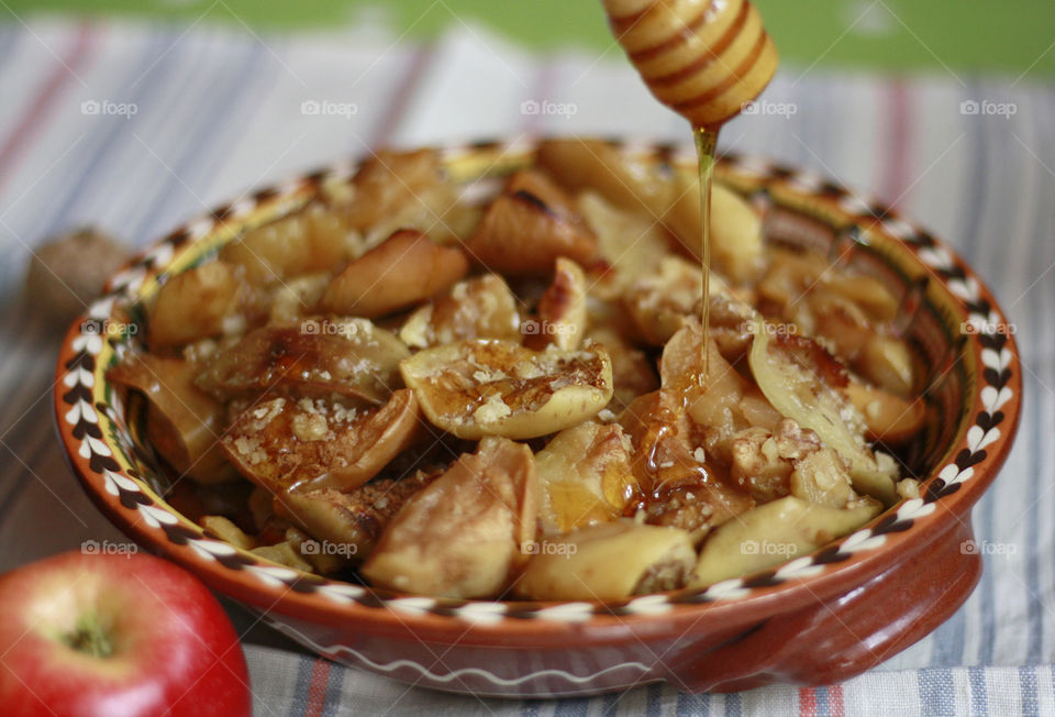 Baked apples with honey and walnuts 4
