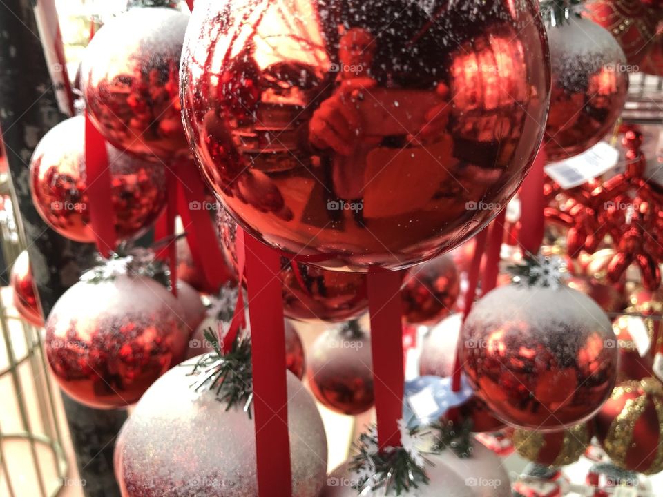 Christmas would not be Christmas without some beautiful baubles for ones beautifully decorated Christmas tree.