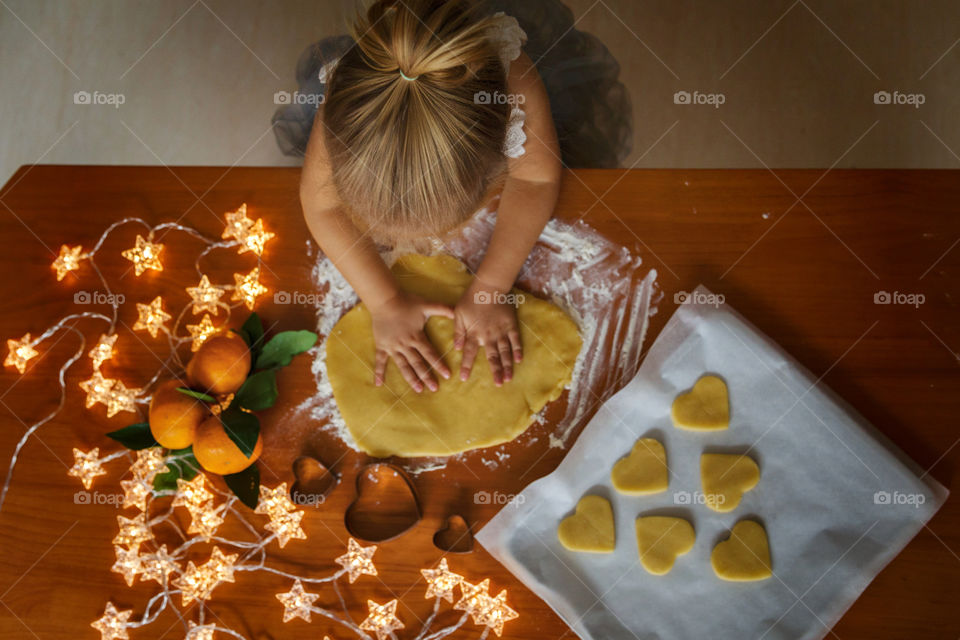 Children cooking ginger cookies 