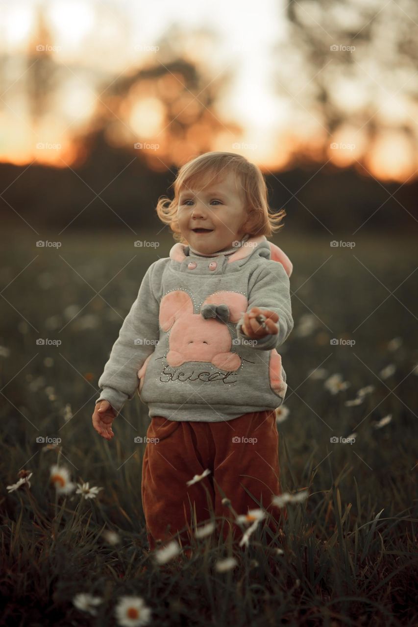 Little girl portrait with Daisy flowers