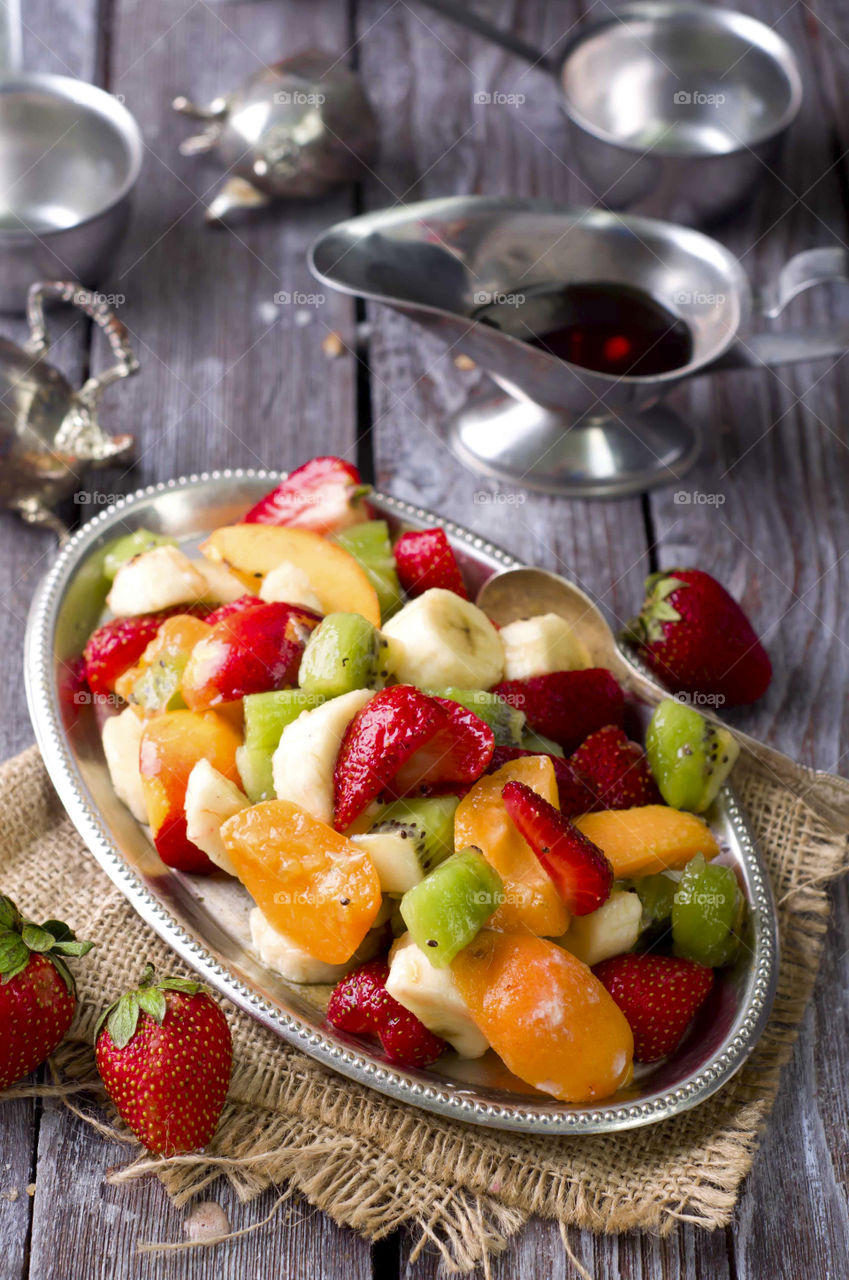 Fresh fruits salad with honey