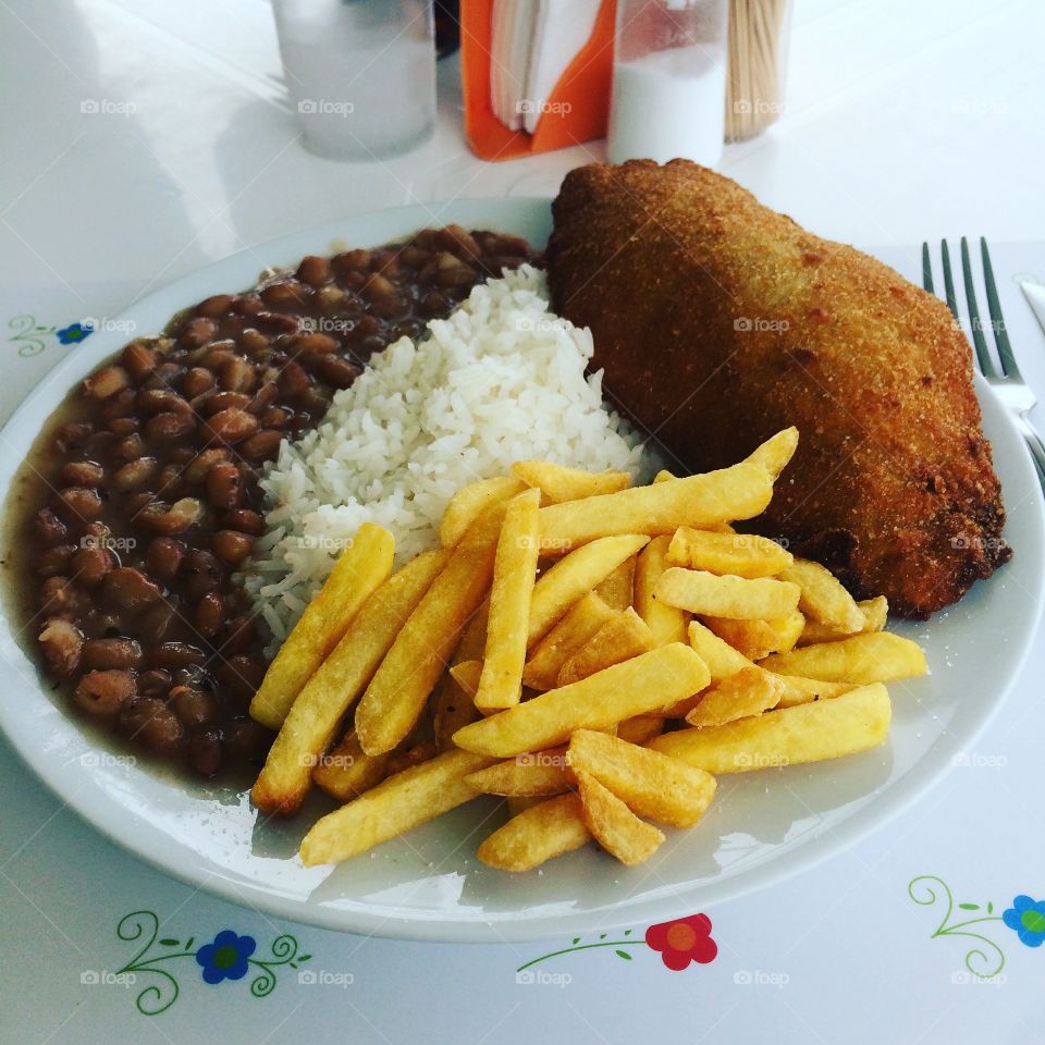 Lunch time!  How not to delight in a beautiful dish of rice, beans, steak and potatoes? / Hora do almoço! Como não se deliciar com um belo prato de arroz, feijão, bife e batatas?