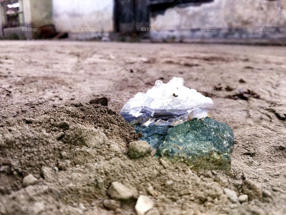 ini adalah foto batu berlian dari hasil saya sendiri,foto ini di ambil di negara INDONESIA tepatnya di kota jogjakarta.