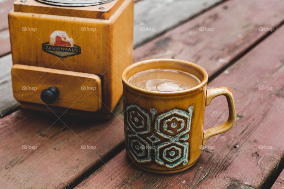 Café en la mesa rustica