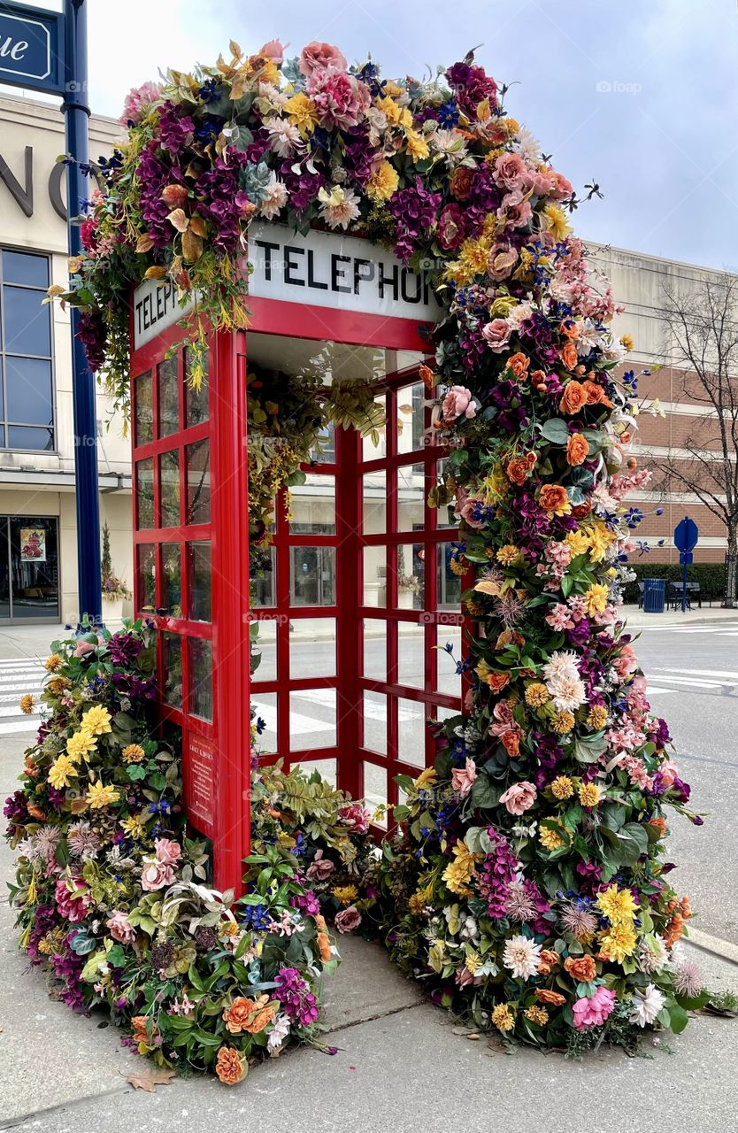 A lovely red British telephone booth in the middle of Ohio. It’s adorned with a bouquet of flowers! Grace K Design.
