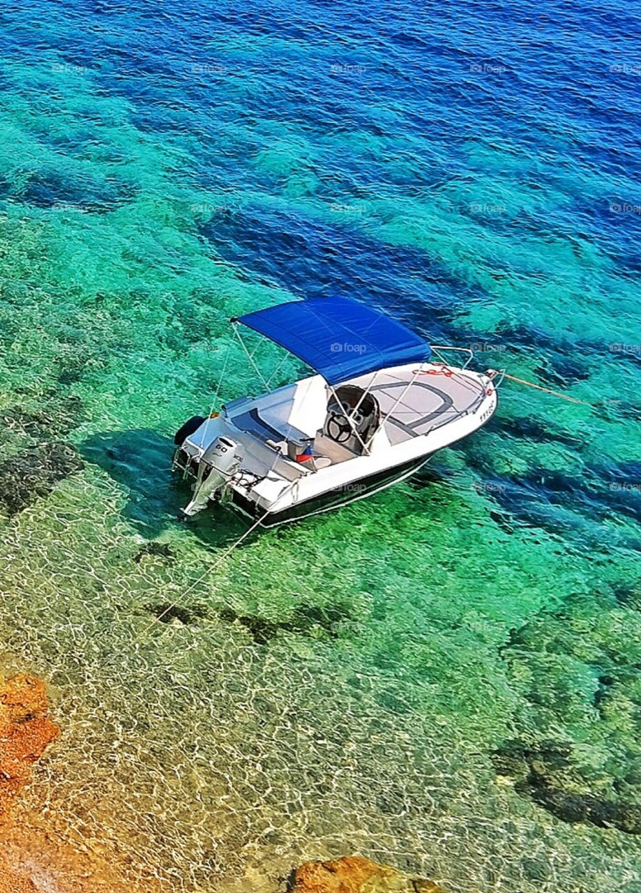 Boat at Zlatni Rat beach