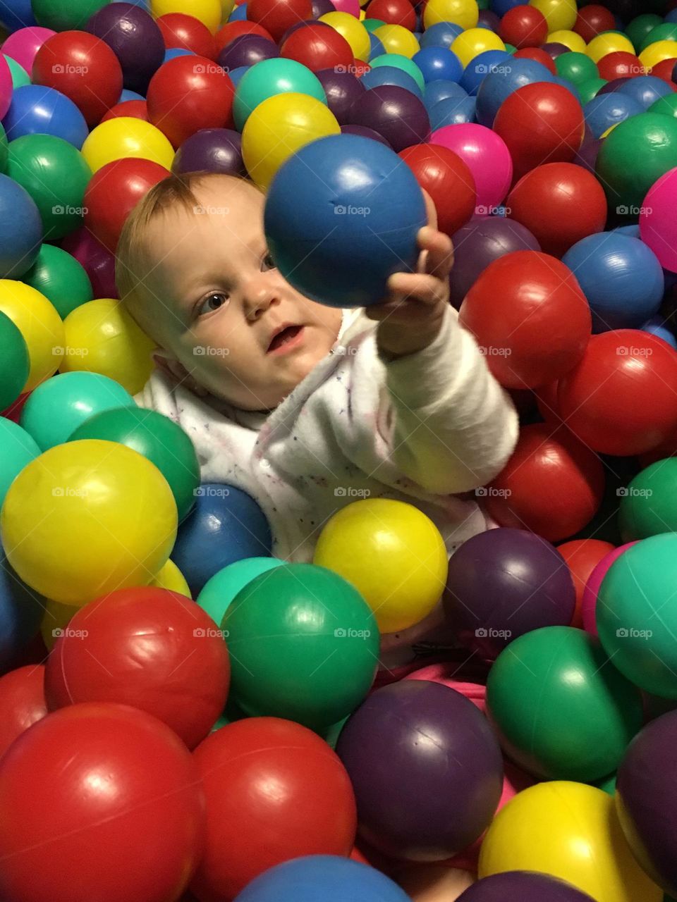 To play or not to play, that is the question!  Which colored ball am I going to have fun with? / Brincar ou não brincar, eis a questão! Com qual bolinha colorida eu vou-me divertir?