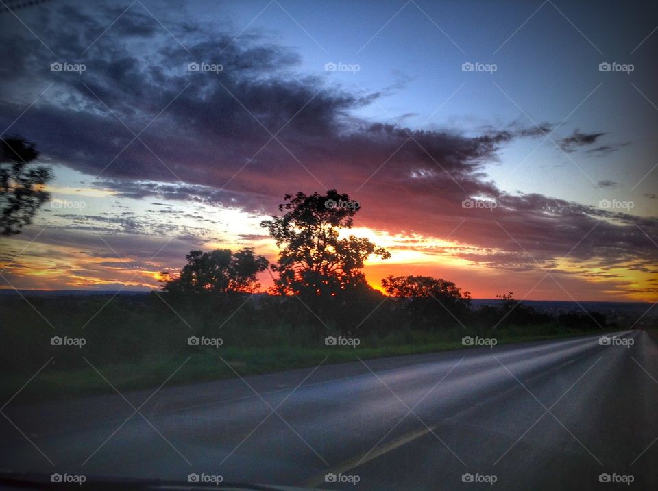 pôr do sol na estrada