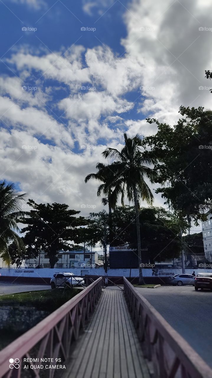 Céu azul e branco