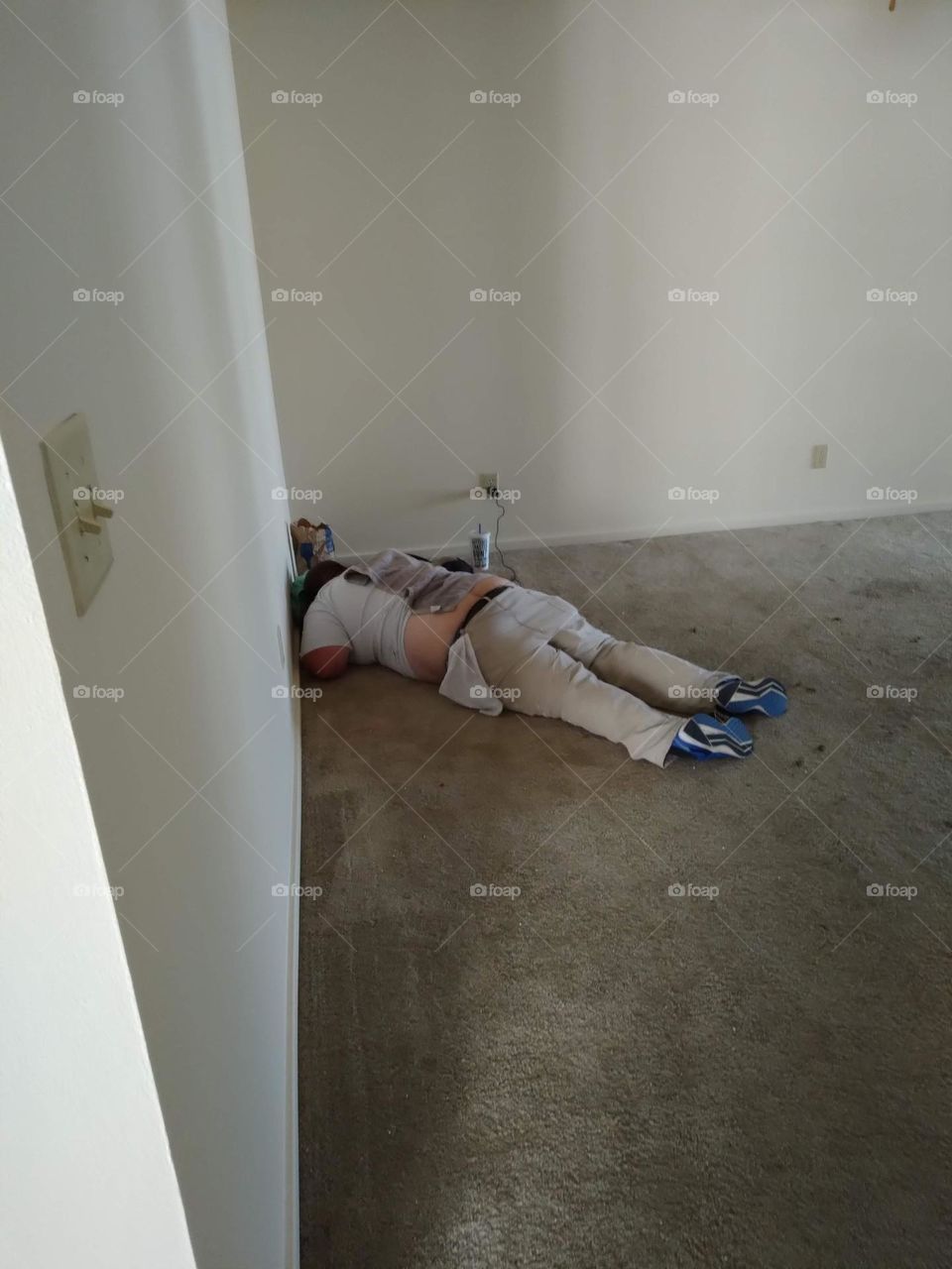 heroin overdose
painter overdoses on heroin
painter falls asleep during lunch break
dead painter in the corner