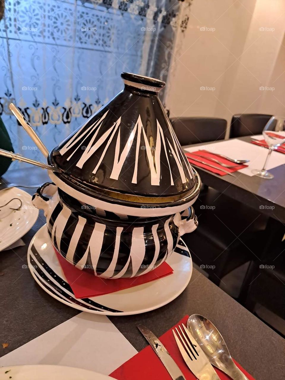 Couscous , tajine , semoule , poulet , saucisse merguez , thé, délices du Maghreb, marocain