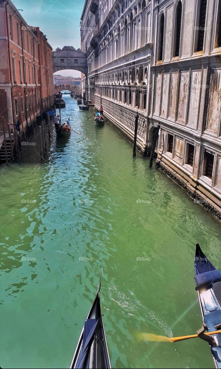 фото из лодки канала в Венеции