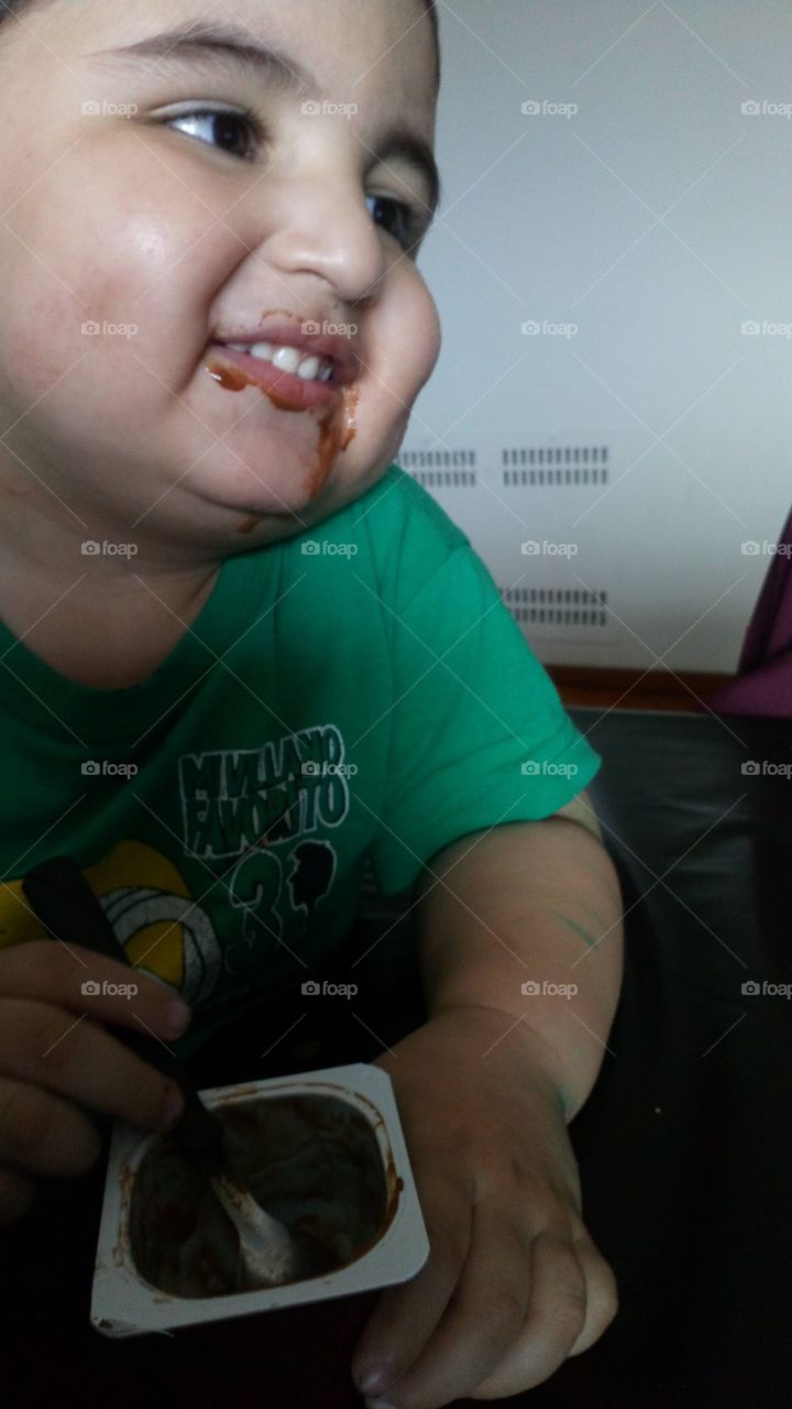 Comiendo postre de chocolate