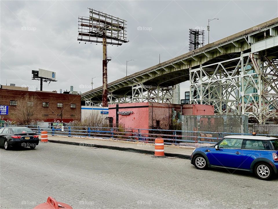 This is „Borden Avenue“ and the „Borden Avenue Bridge“ spanning „Dutch Kills“ in LIC, Queens. It runs parallel to the „Brooklyn Queens Expressway“ overpass. 2023. Hypnotic Productions