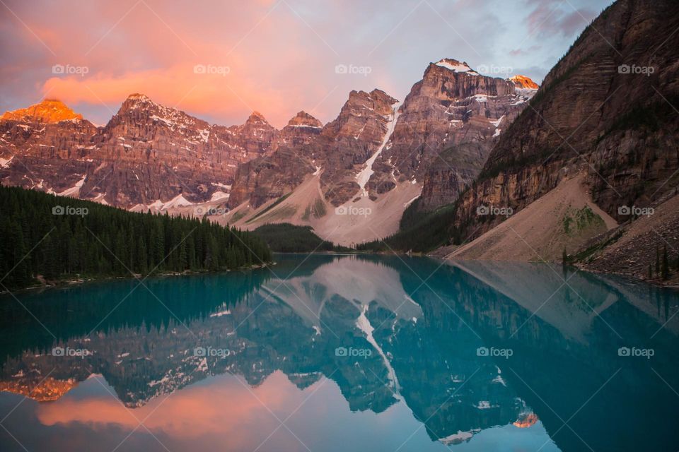 Enjoy the beautiful natural landscape and the reflection of the distant mountains and waters