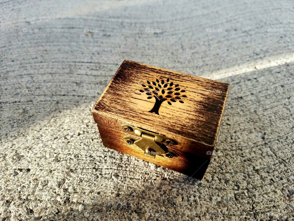 Custom wood ring box from LuxWoods