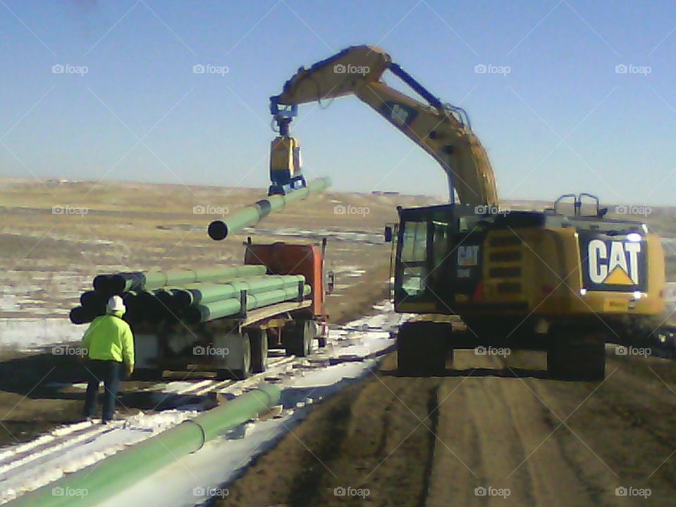 Working stringing on the oil pipeline. 