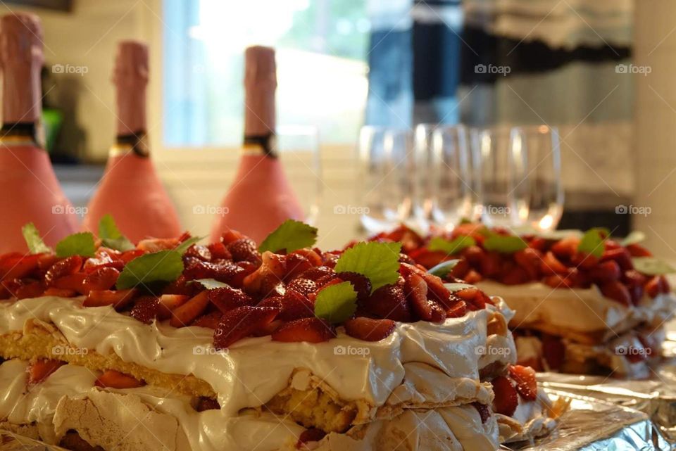Strawberry cake and Sparkling wine