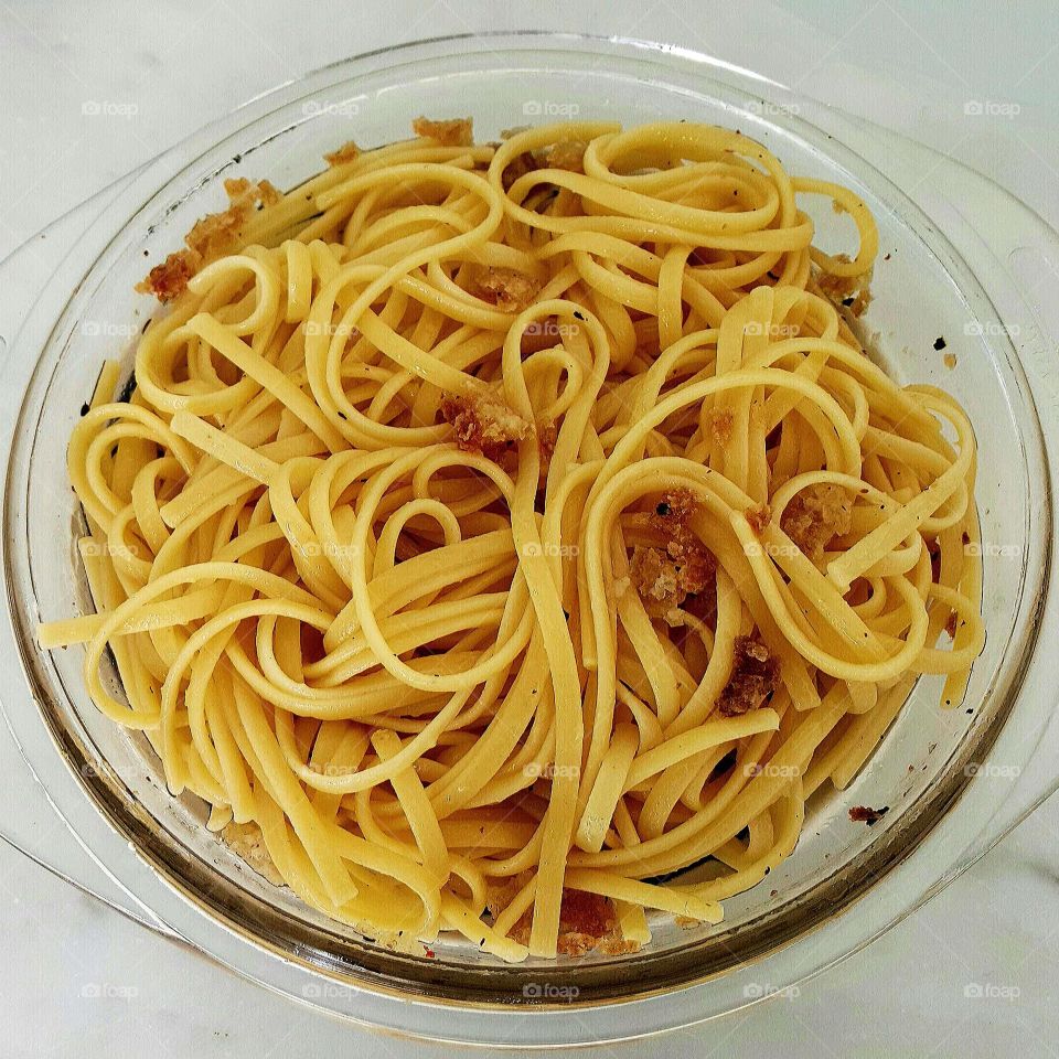 pasta garlic, oil, pepper and crisp bread