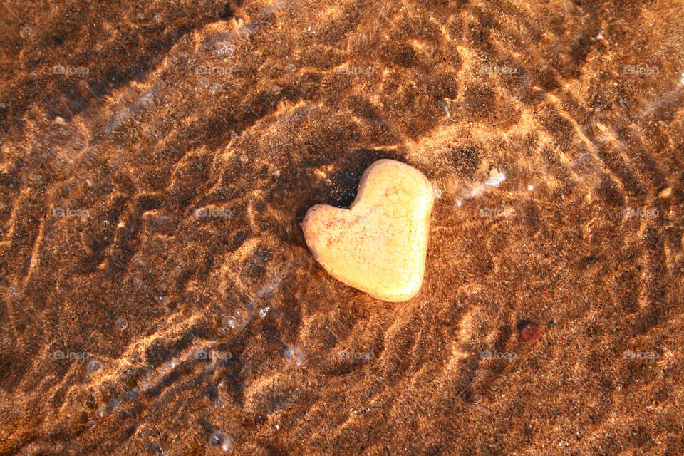 yellow water sand heart by kuzeytac