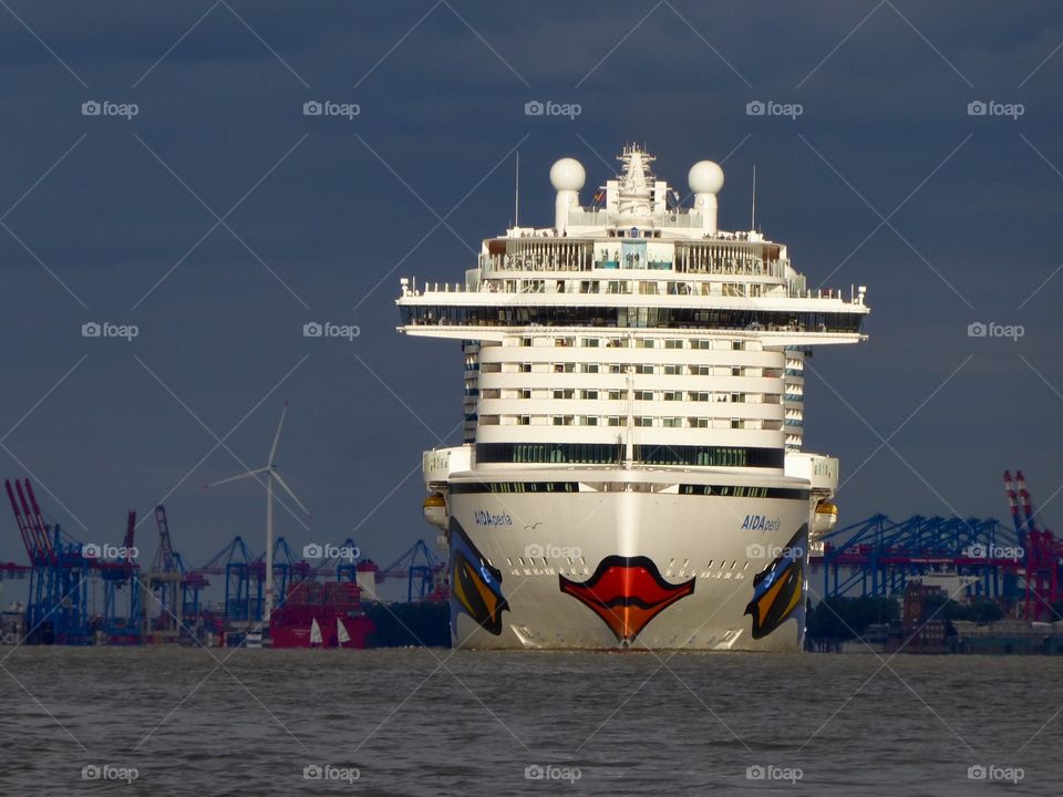 Aida Perla  2018 Hamburger Hafen mit Kurs auf den Ärmelkanal 
