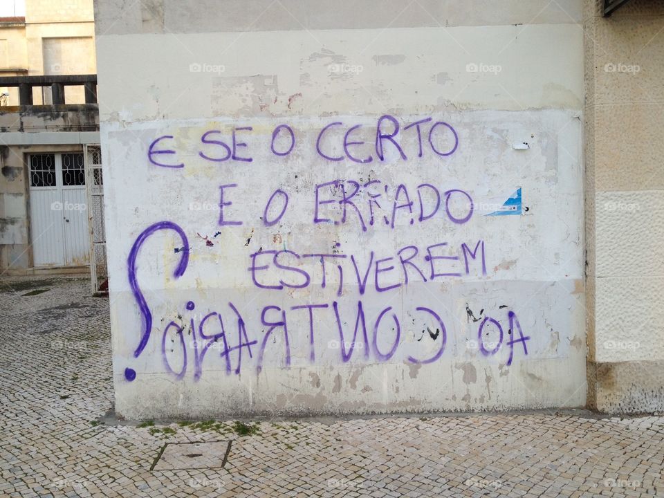 Wall poetry, street quotes, thoughts on the wall: "e se o certo é o errado estiverem ao contrário?" (What if right and wrong are reversed?)