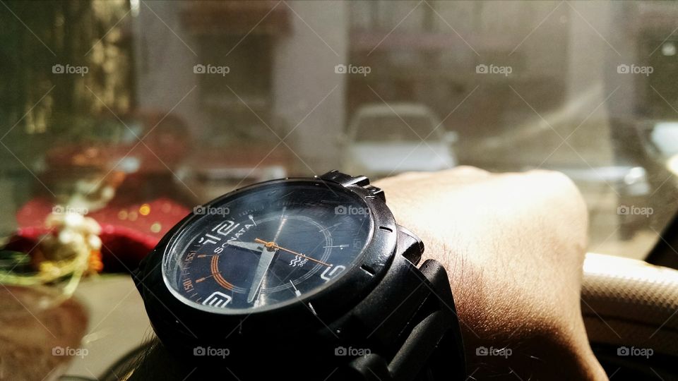 Analogy watch. Random click on perfected moment