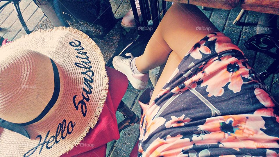 me and my hat. very fotogenic but most time i just need to cary it everywhere 😒 you can't not love it tho 😁