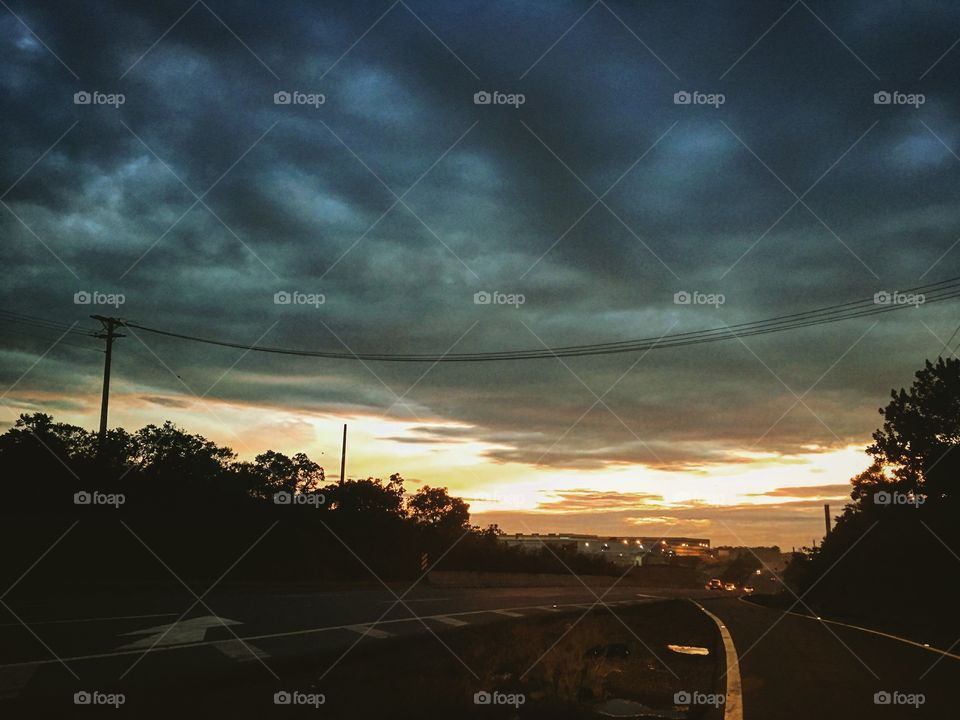 #Sol ou #Chuva?
Quem vencerá na antevéspera de #Natal?
☀️ ☔️ 
#paisagem
#fotografia 
#natureza 
#amanhecer 
#nuvens
#céu 