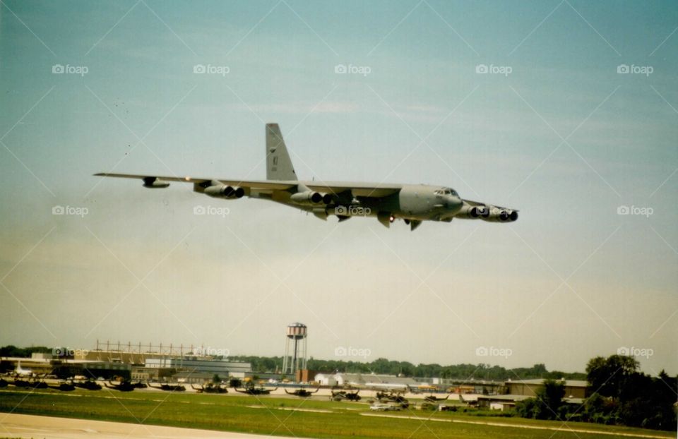 B52 fly by. Low and slow. NAS Glenview. Photo-of-the-Day
#photooftheday #photo-of-the-day #amateurphotography #NASGlenview #flyby
