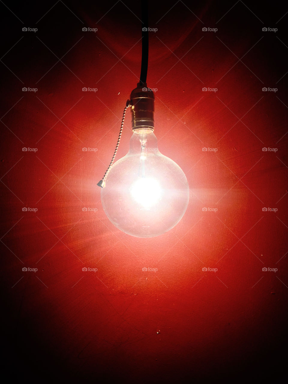Foco / light. Light on red wall.
