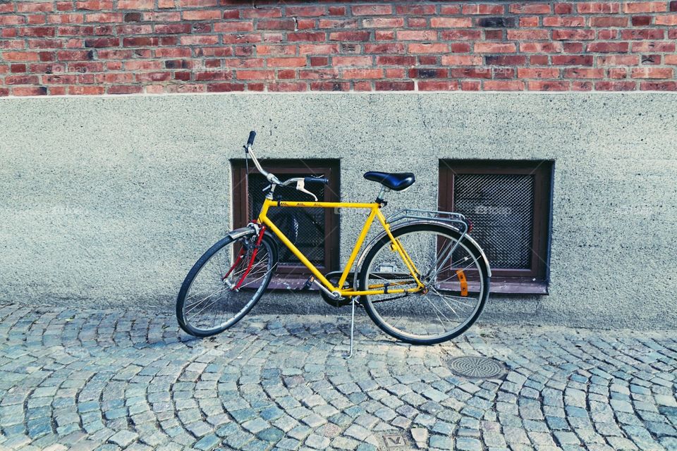 Yellow bicycle 