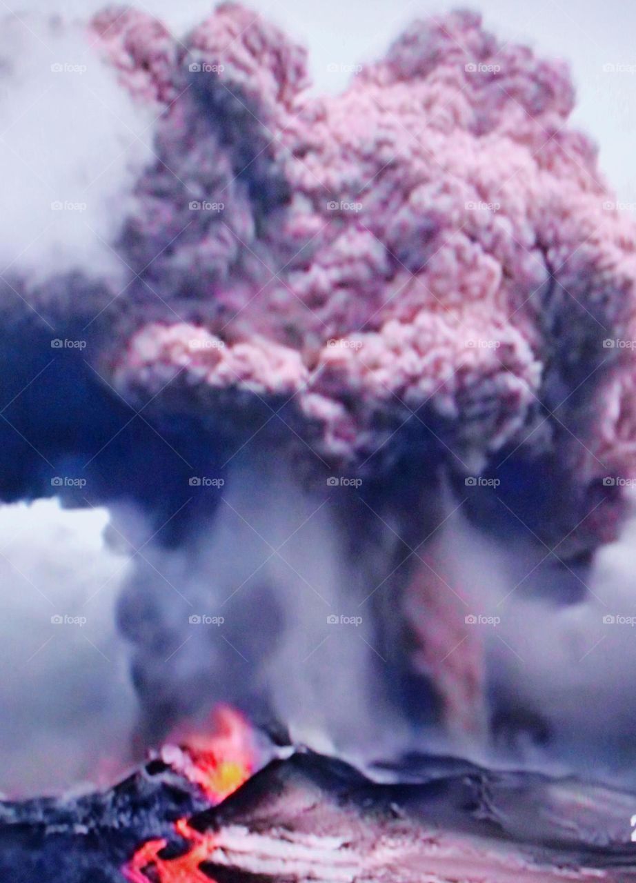 This kind of volcano erupts where lava and dust scatter accompanied by hot lava flows, this is really terrible