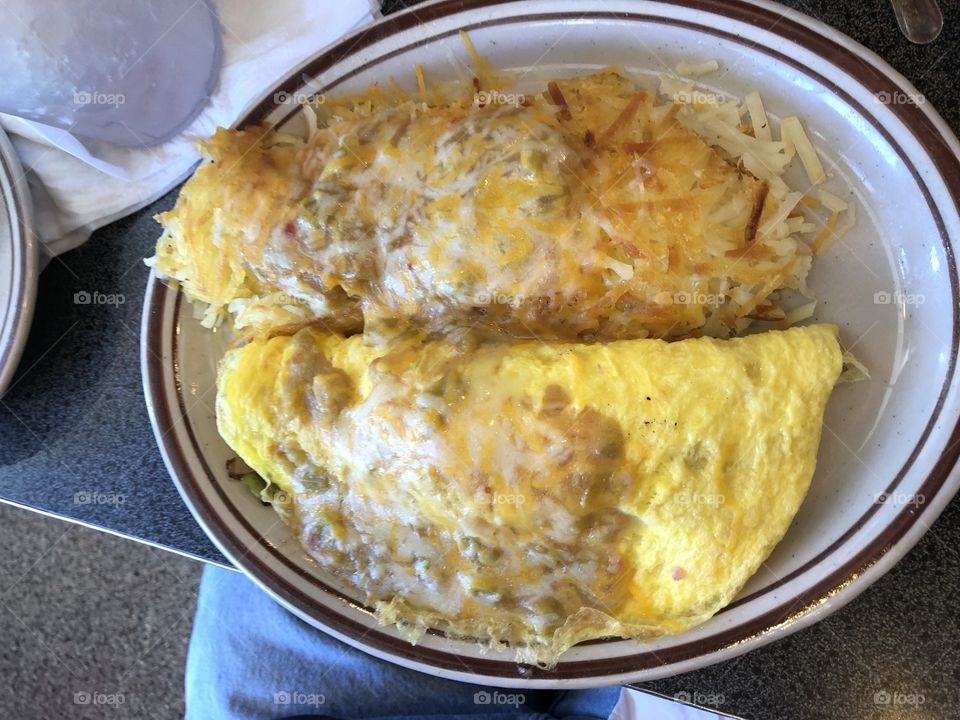 Delicious Omelet with Chile and hashbrowns