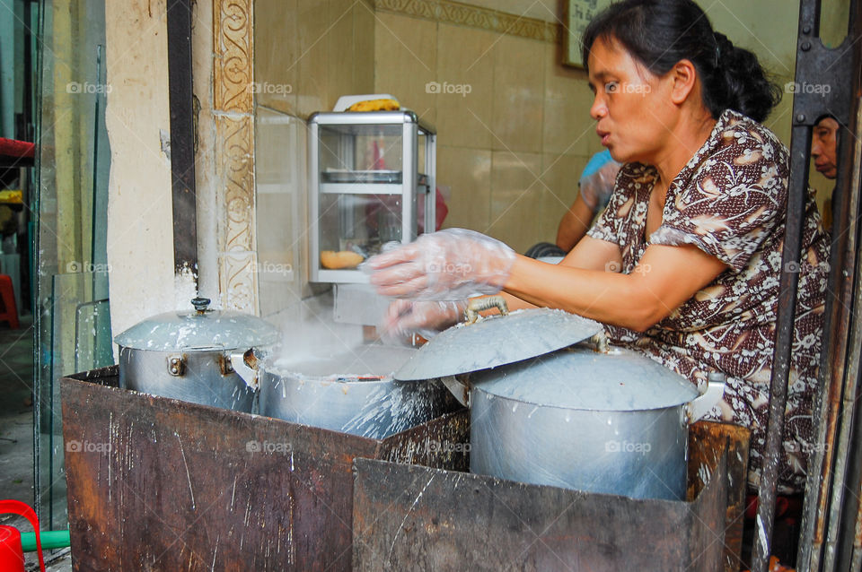 Making banh cuôn