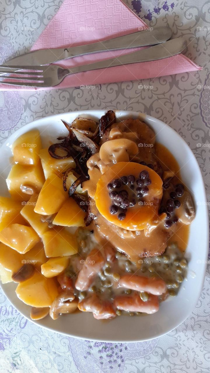 Schnitzel mit Kartoffeln und Gemüse