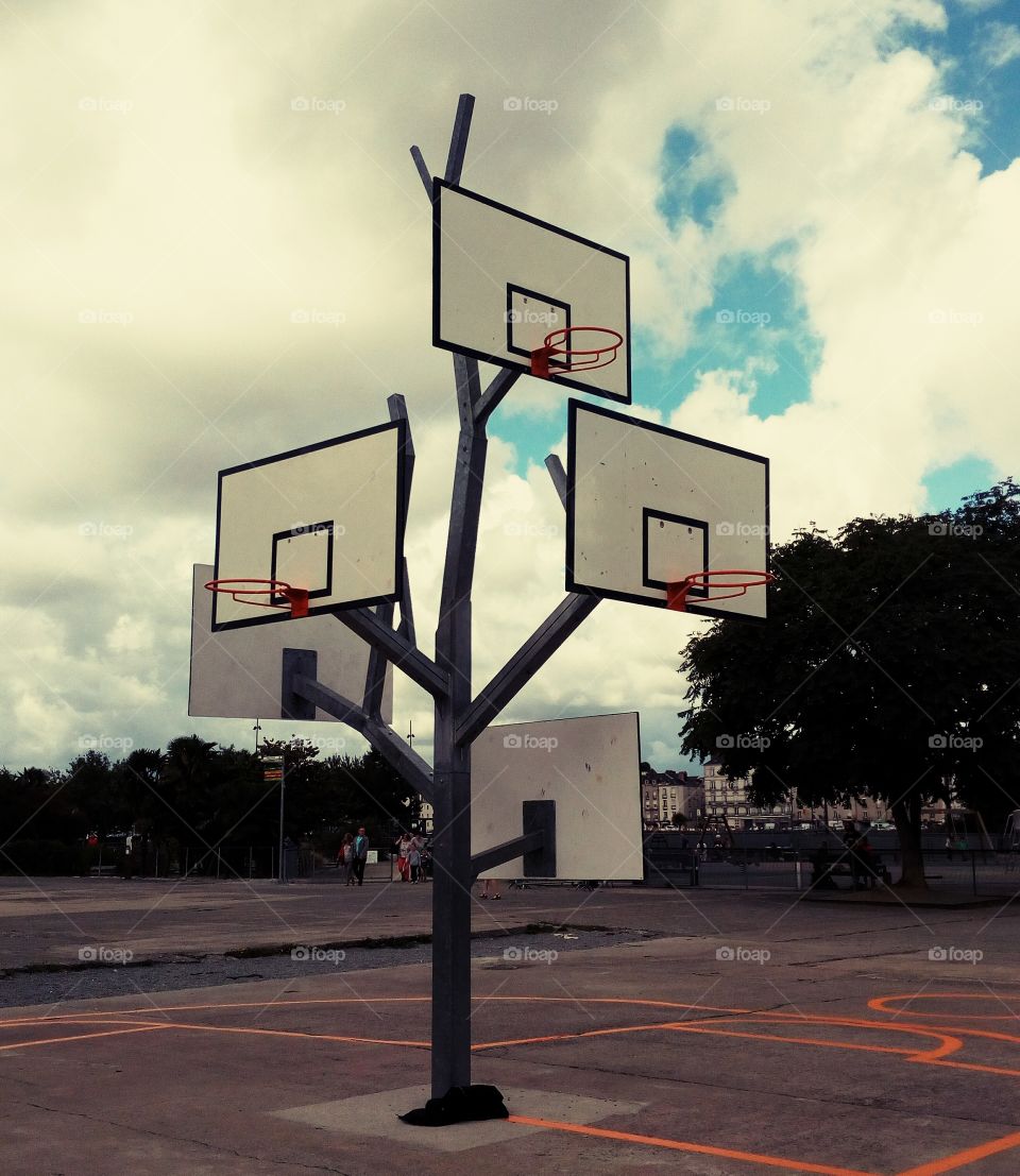 Basketball Court mit mehreren Körben