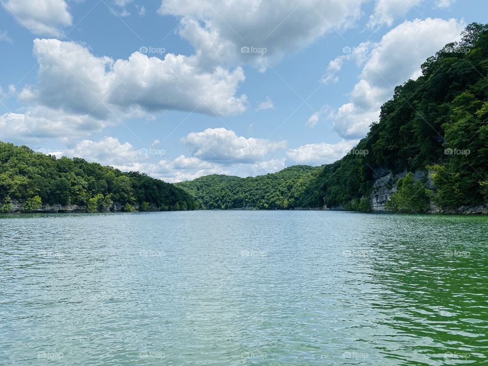 Sunny day on Lake Cumberland in Kentucky 