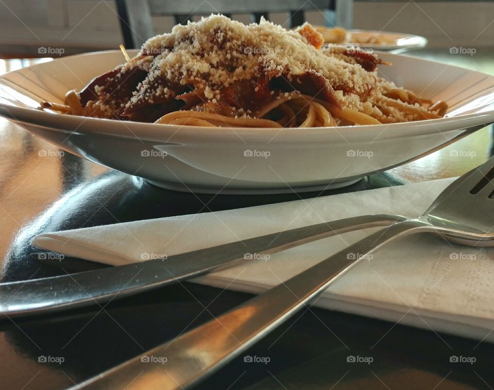 whole wheat linguini with meat in tomato sauce