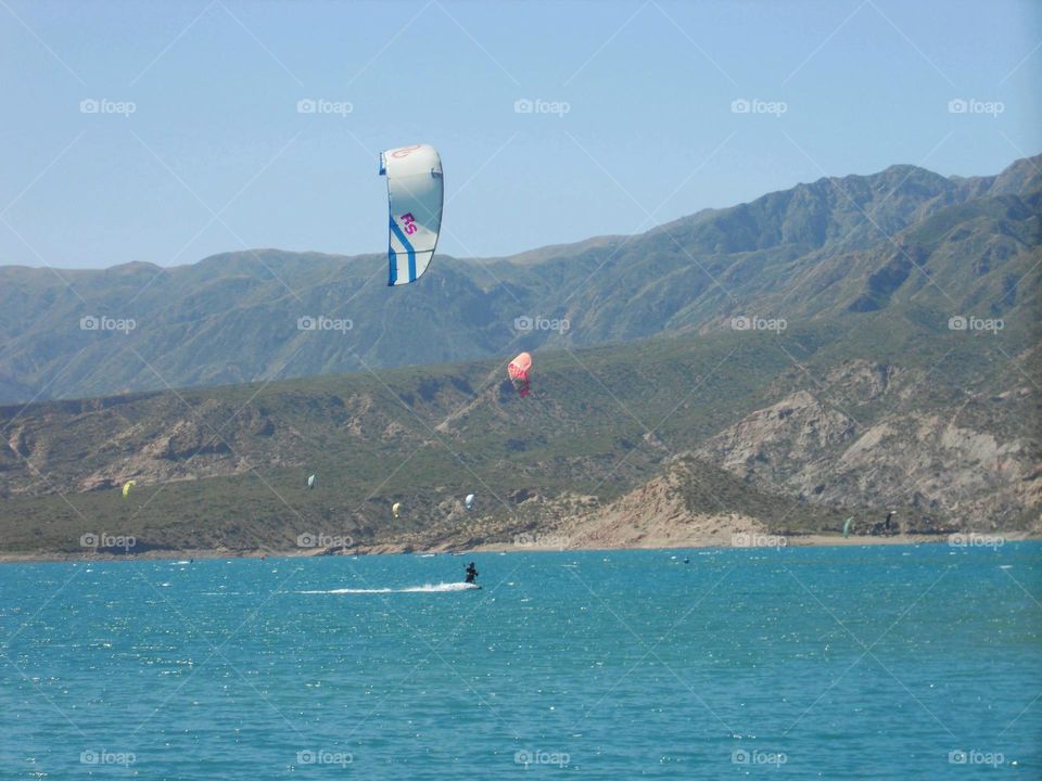 montañas y embalse mendocino