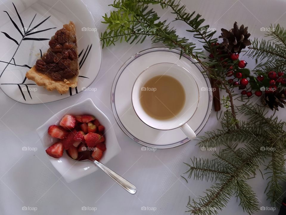 Pecan pie, strawberries and tea