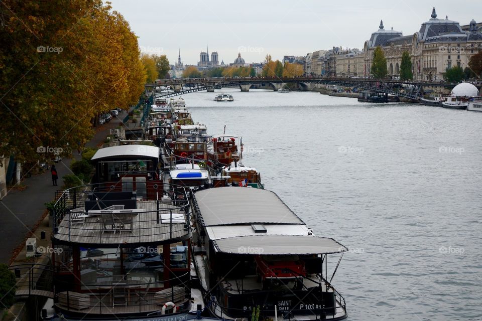 Péniches le long de la Seine (Paris-France)