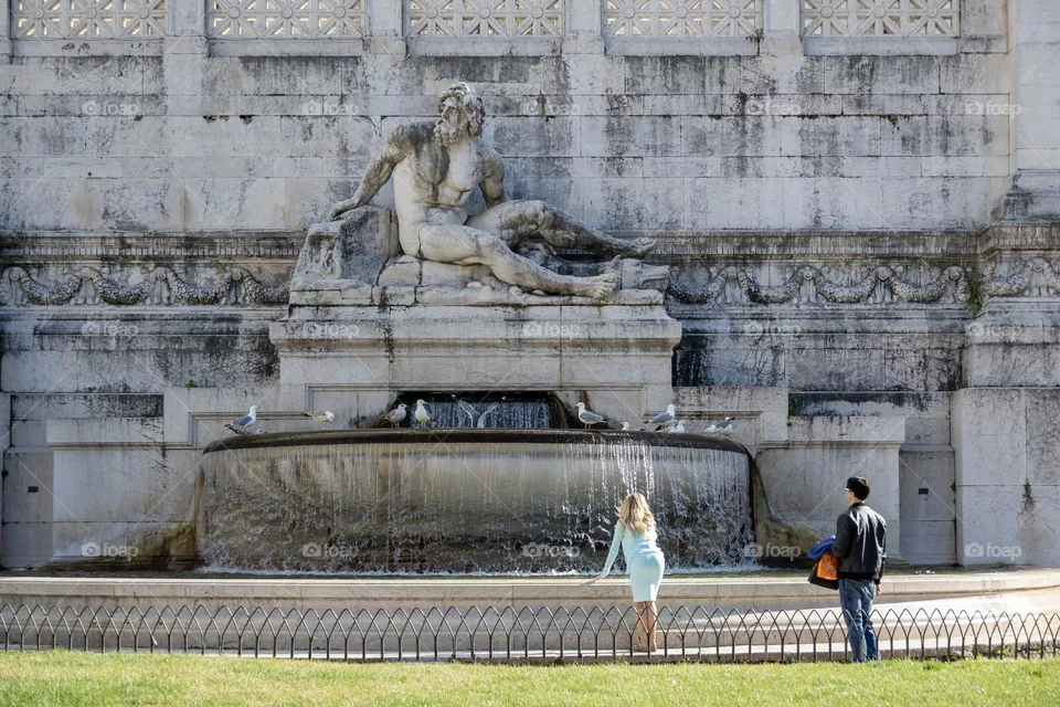 Salute statue