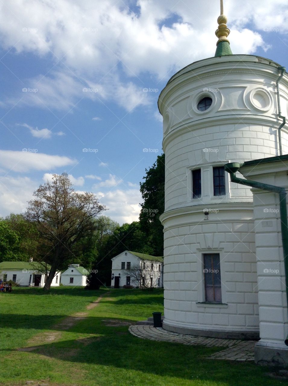 Kachanivka tower and other buildings in the estate