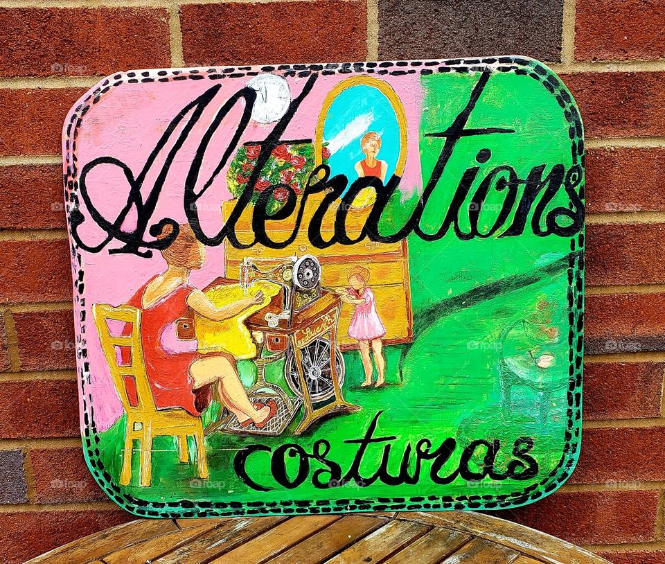 Alterations es un cartel para modistas por eso para los clientes vengan tiene que ser en dos idiomas pero este cartel es especial esta hecho en óleo luego miz pintura sintética