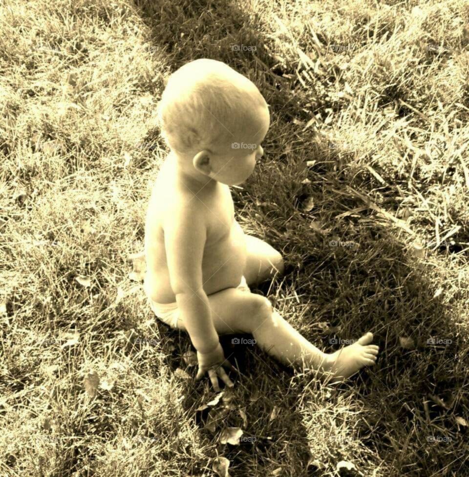 baby sitti g in grass
