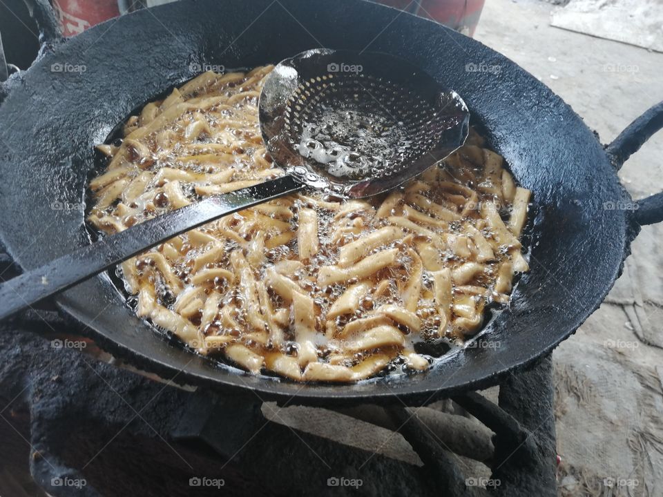 Namak para is ribbon-like strips of pastry delicately seasoned with ajwain and cumin seeds in pure ghee. 
FAMOUS INDIAN FAST FOOD SERVE WITH TEA IN MORNING.