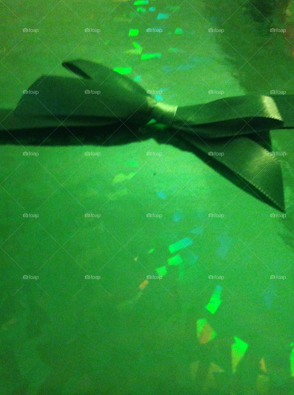 Green gift box with bow
